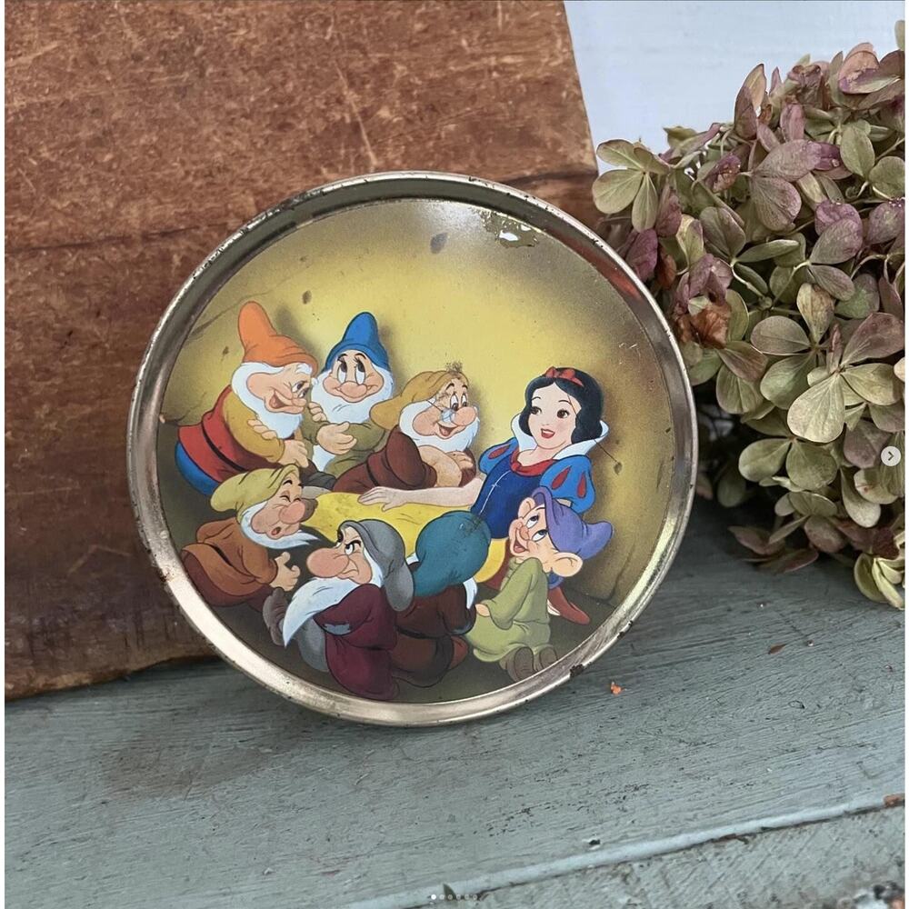 Vintage Walt Disney Snow White Seven Dwarfs Round Candy Tin Litho Great Britain